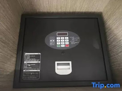 EAST LAKE HOLIDAY HOTEL