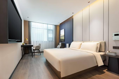 拉萨布达拉宫广场宇括步行街亚朵酒店