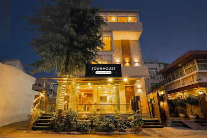 Super Townhouse by OYO Millenium City Centre