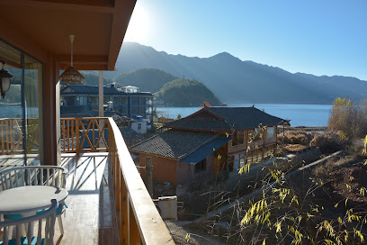 Floral Hotel·Lugu Lake Qingshe boutique Inn