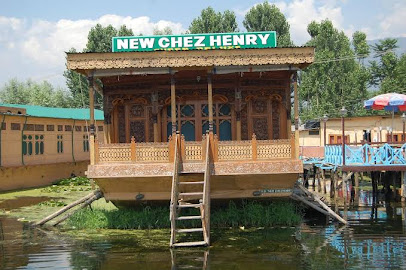New Chez Henry Houseboat